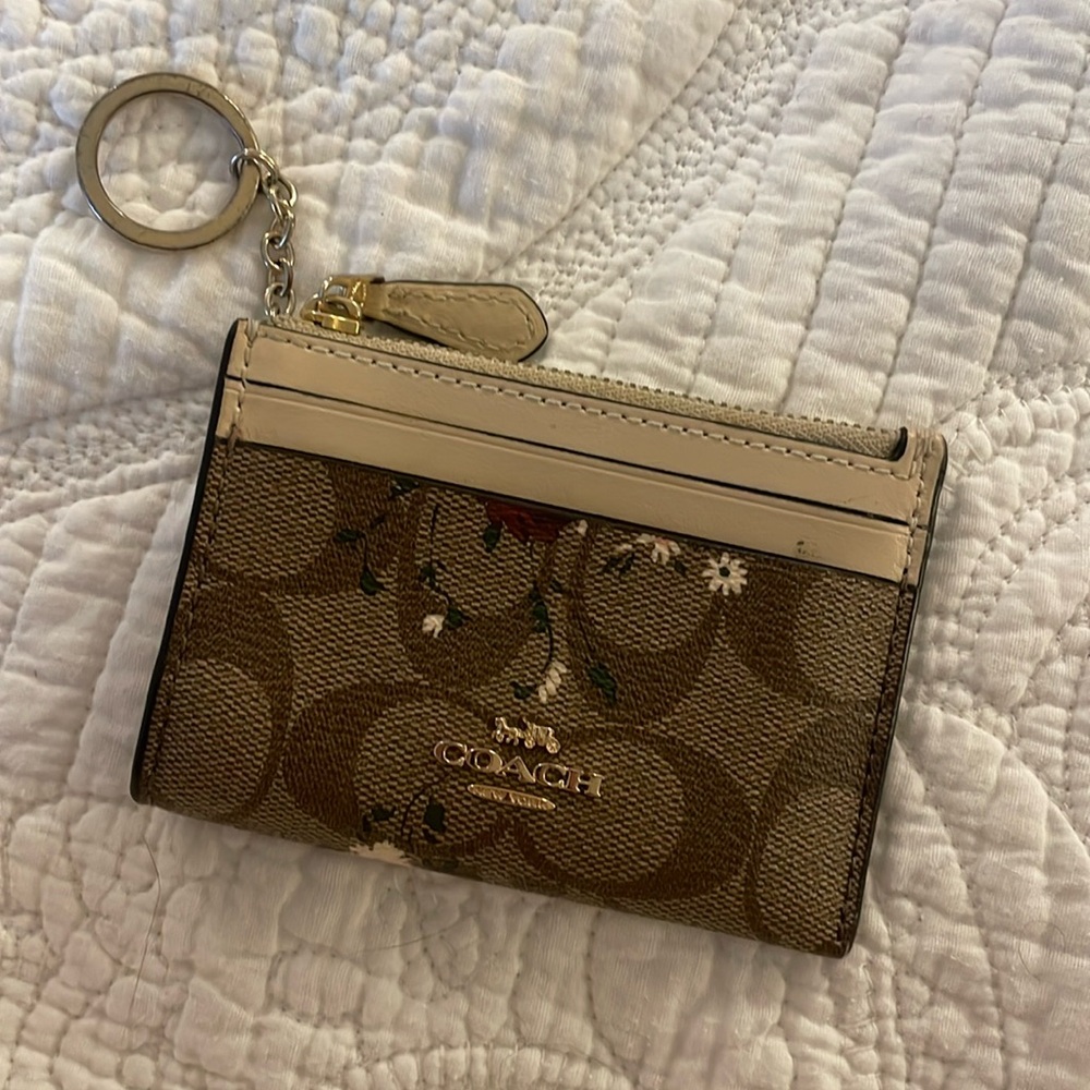 Coach card holder with keychain in pink/ white floral print on signature logo